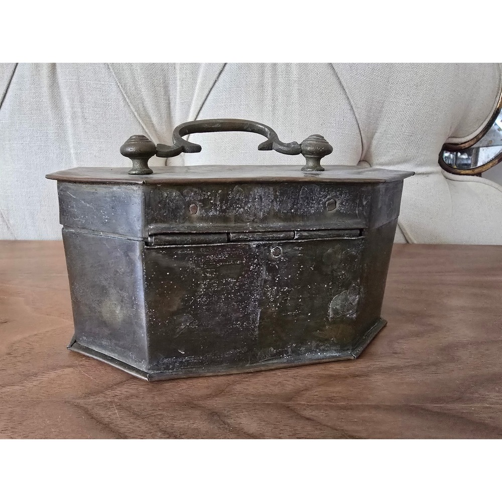 Antique brass octagonal trinket box with handle & latch - Picture 4 of 8